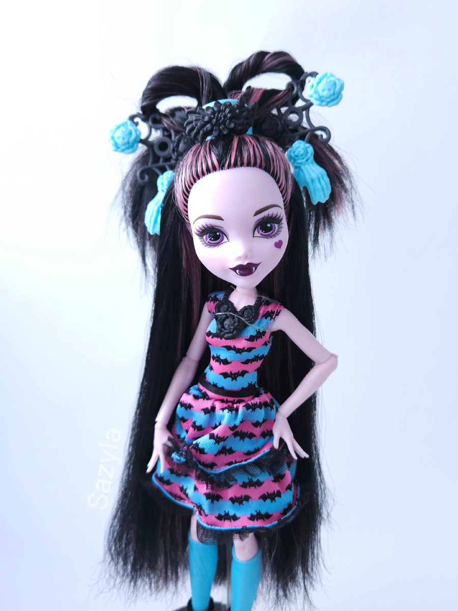 почему на фото у нее все-таки есть шарниры в локтях и кистях поймете дальше

