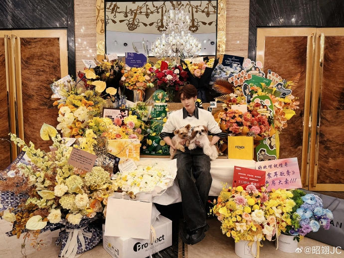 Тан Цзяньци с подарками и любимыми питомцами, фотография из открытых источников