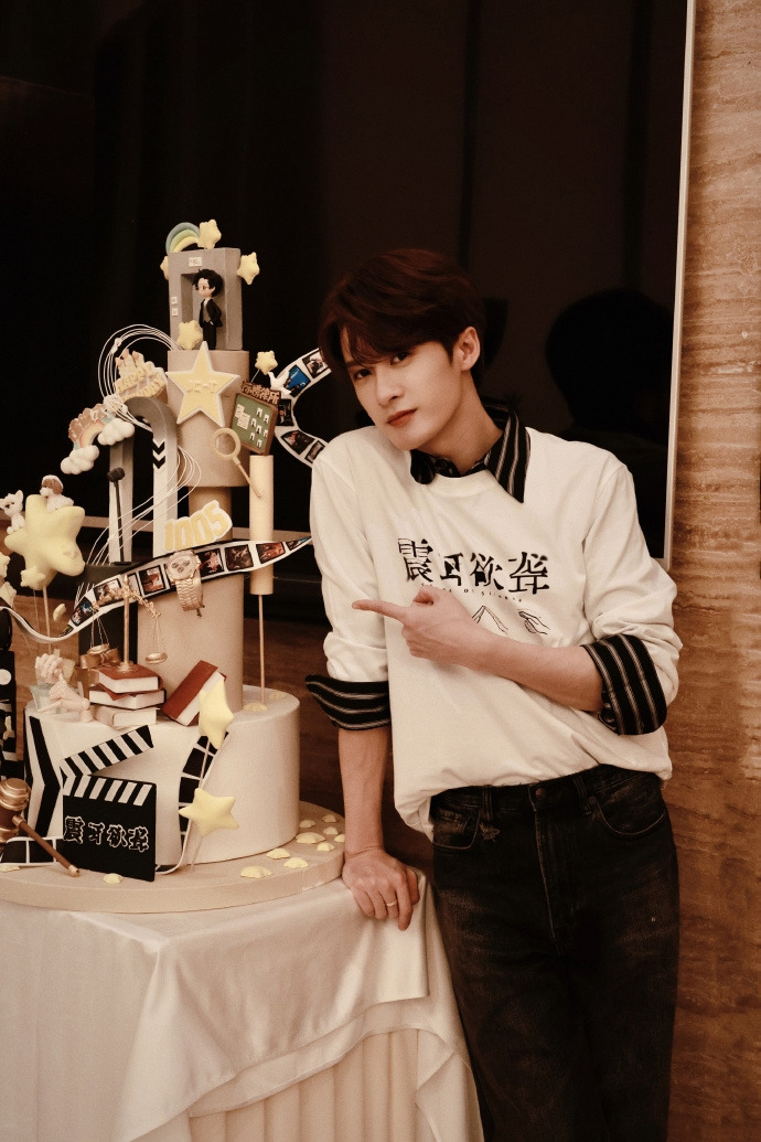 Тан Цзяньци с тортиком, фотографии из открытых источников