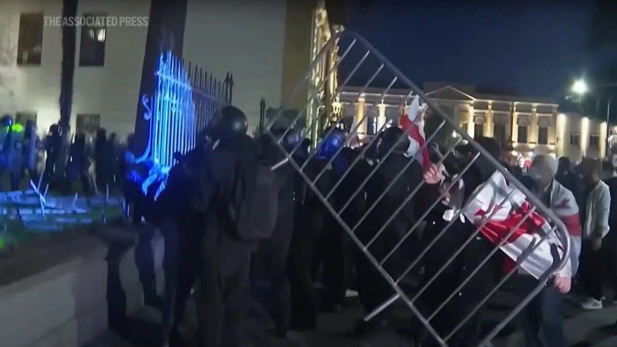    Кадр видео канала Associated Press/www.youtube.com/watch?v=XagWzxegSpo