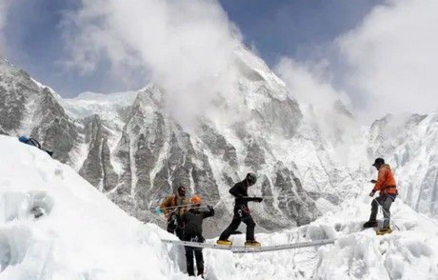    Тысяча человек попало в ловушку. Что случилось на Эвересте?: РИА Новости