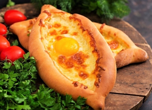 Хачапури по-аджарски: быстрый рецепт с сырной начинкой и яйцом
