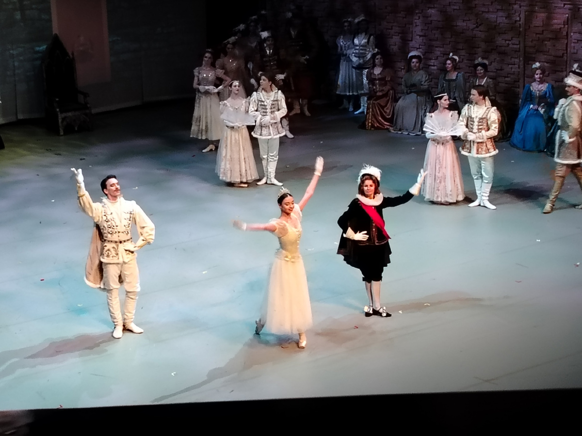 Поклоны после вальса. В центре - М.Буланова