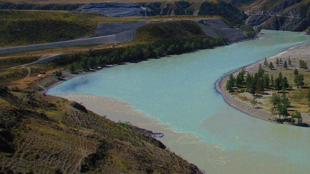 Бирюзовая Катунь и мутная Чуя.