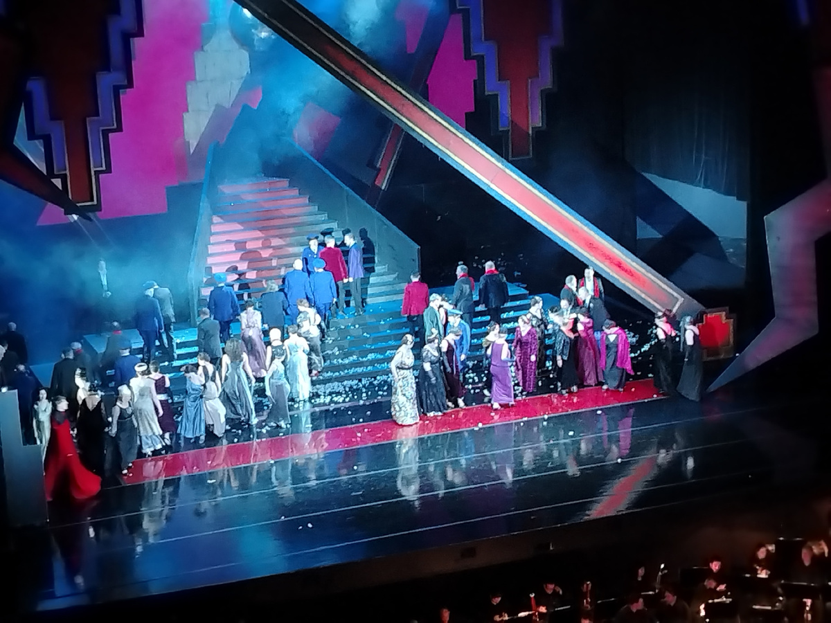 Кланяются хористы