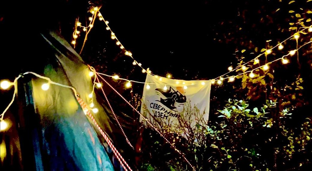 Иногда уют создаётся не стенами, а светом и людьми рядом.