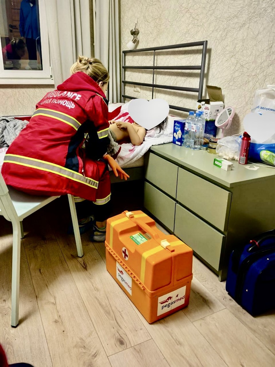 вызов на дом скорой "ПегасМед" в составе врача скорой помощи и врача педиатра поликлинического отделения для установки предварительного диагноза и лечения ребенку с повышением температуры тела
