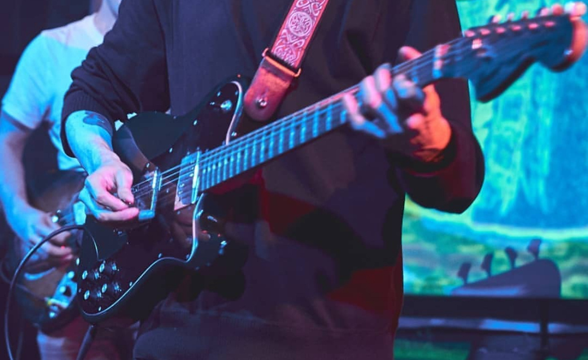 Гитара, уже не первая.