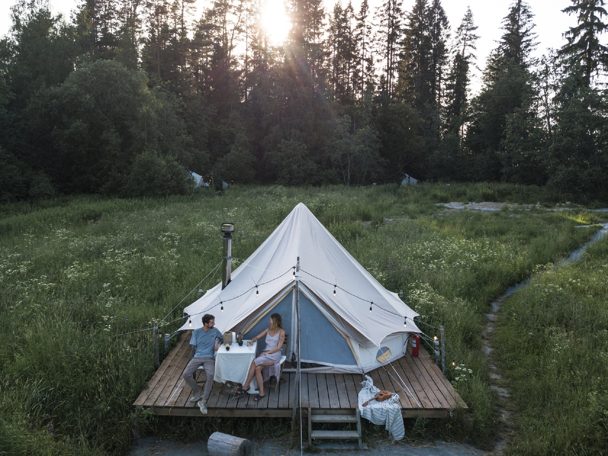 Глэмпинг – формат просторной палатки с удобствами. Фото автора.
