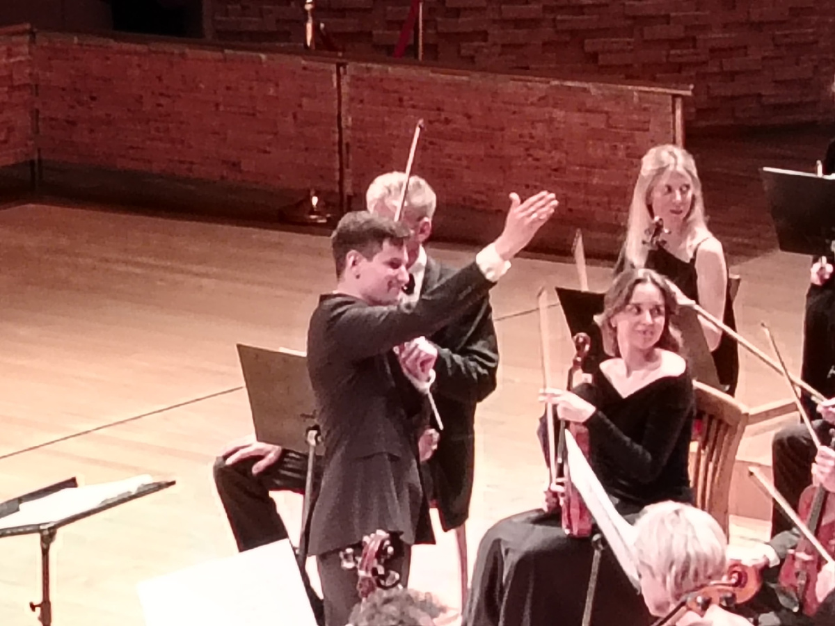 Н.Цинман благодарит оркестр