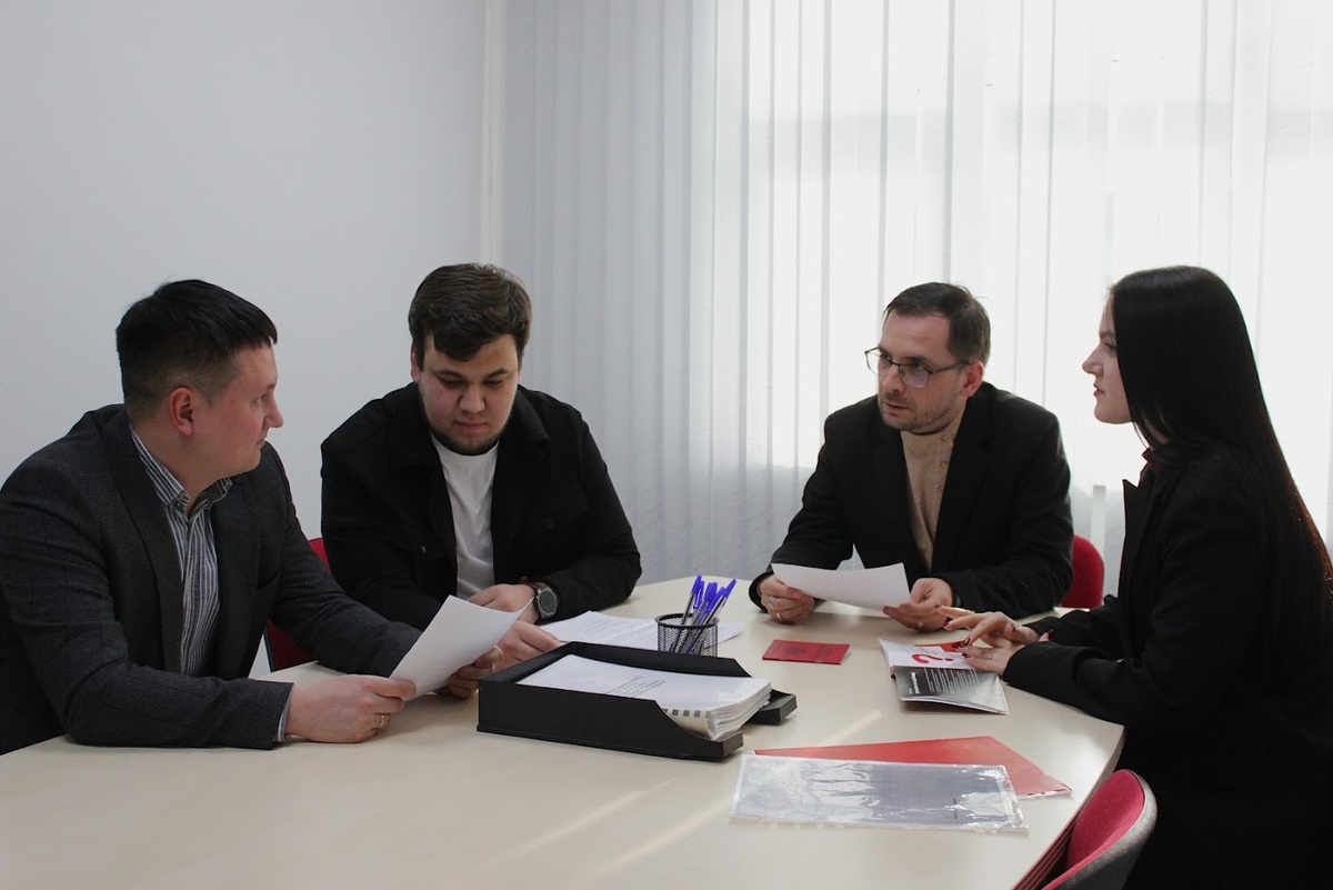 Работаем по всей России и каждый год помогаем более 25 000 призывникам законно получить военный билет или отсрочку.
У нас есть офисы в 57 городах, но подключиться к нам можно из любой точки страны