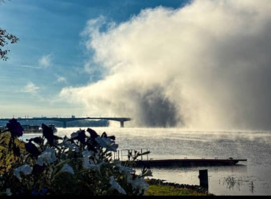 Стырено из дружеского статуса. Туман над Волгой после ночных заморозков. 