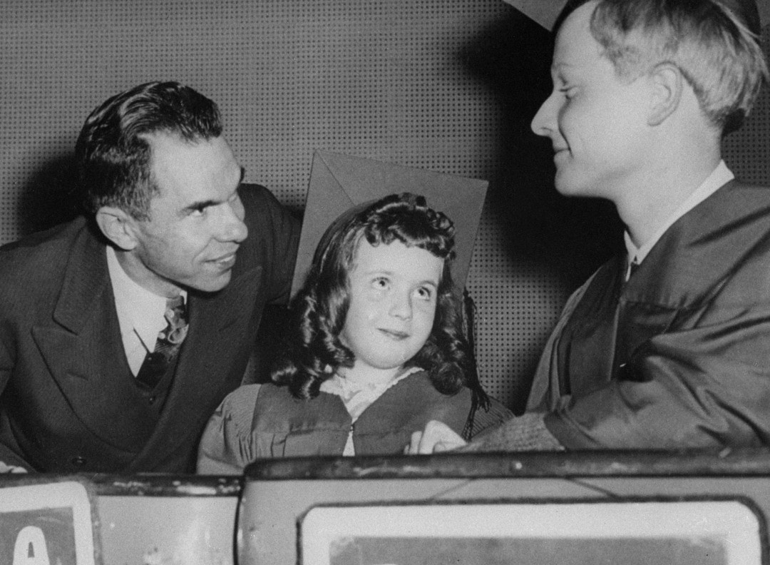 Гленн Сиборг (слева) на детском радиошоу «The Quiz Kids» 11 ноября 1945 года.