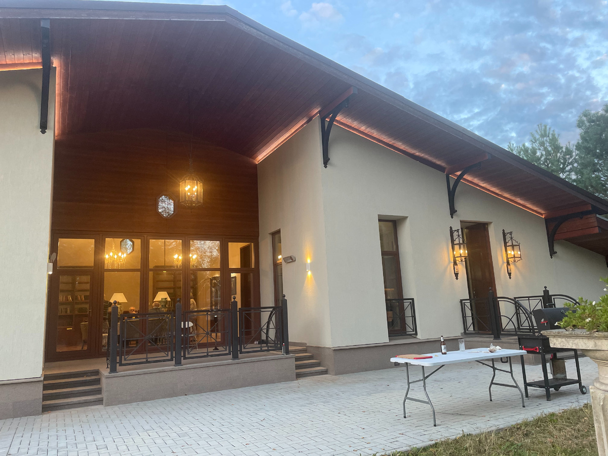 Влезло почему-то только две трети. Подсветочка, однако, сразу внимания и не обратил, грамотно.... И с кухни отдельный выход. Чтобы чайку там ил кофею с утра. Кто как любит...