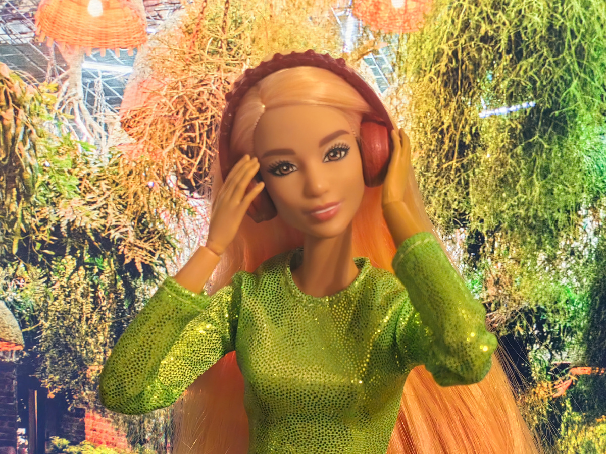 Mattel Color Reveal HDN71 (персиковая) на теле Barbie Basics 2025 Series 1, Doll 1 (Kit - Кит) - моя Рэйна