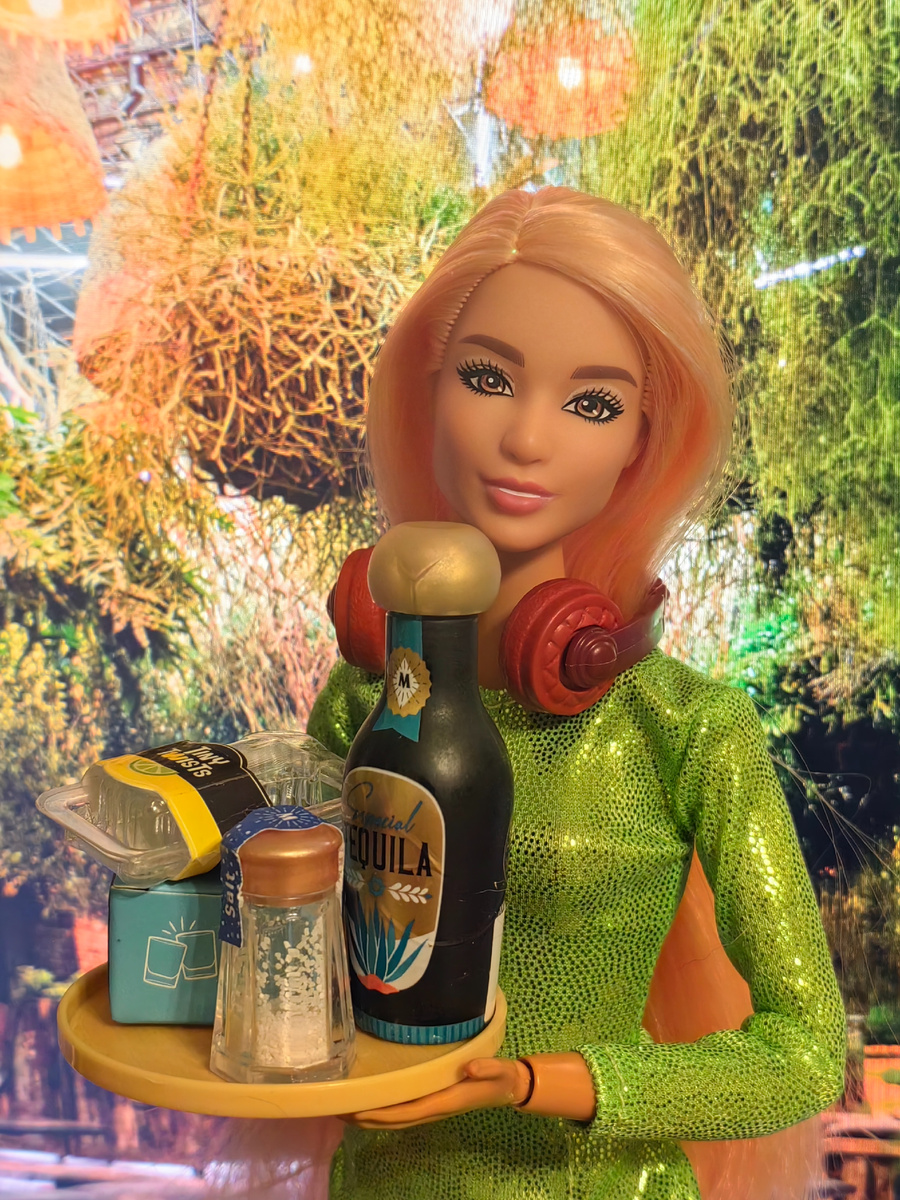 Рэйна с подносом полным ингредиентов для осьминожьего коктейля