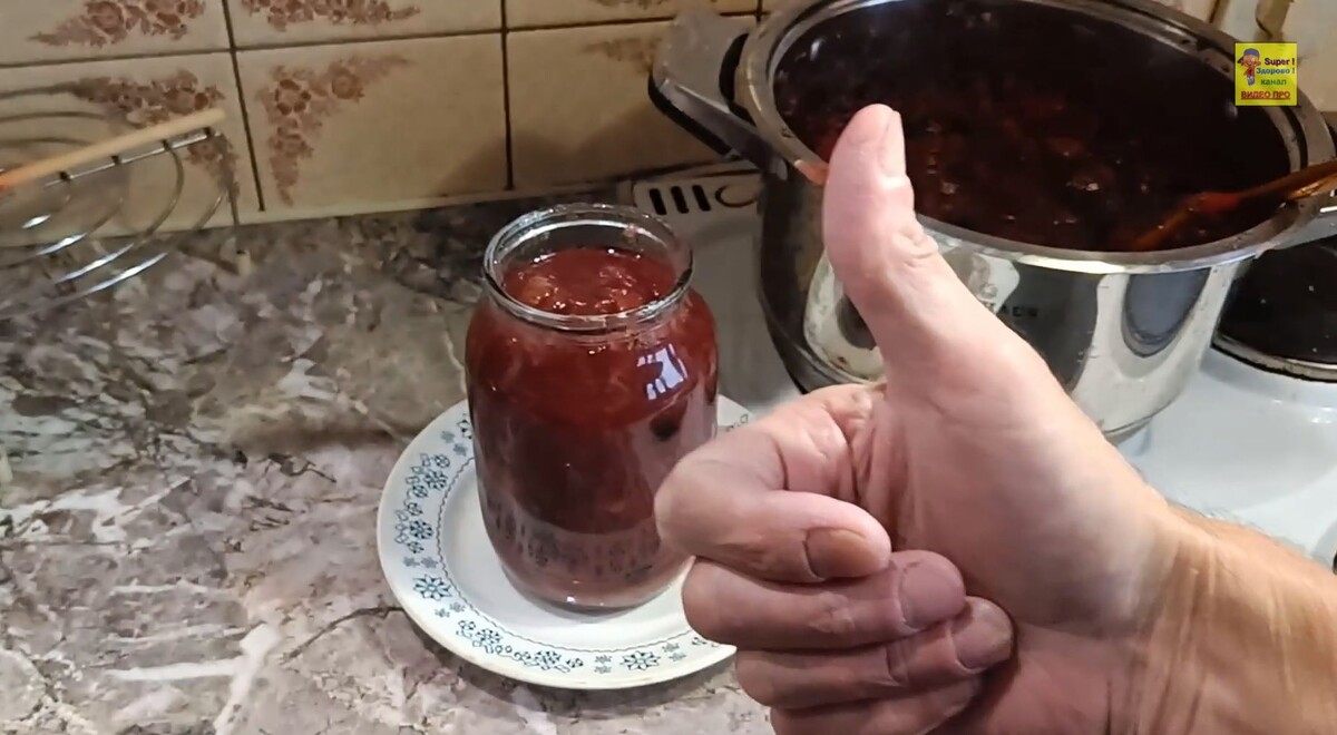 Вкусное яблочное варенье с вишней и черноплодкой