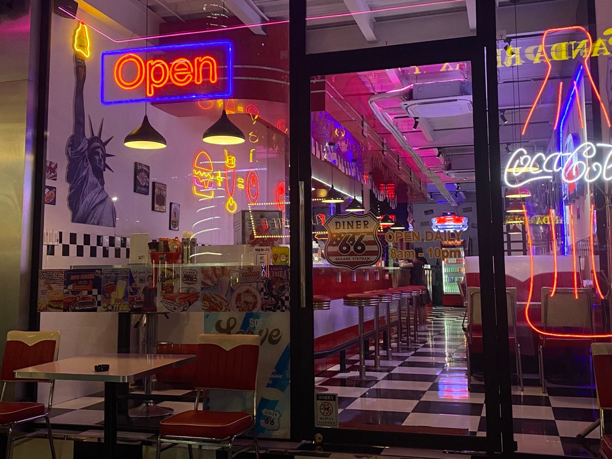 В больших городах большое разнообразие "иностранной" кухни, тут тебе и американская кафешка, мексиканская чего только нет, и там хорошо говорят на английском