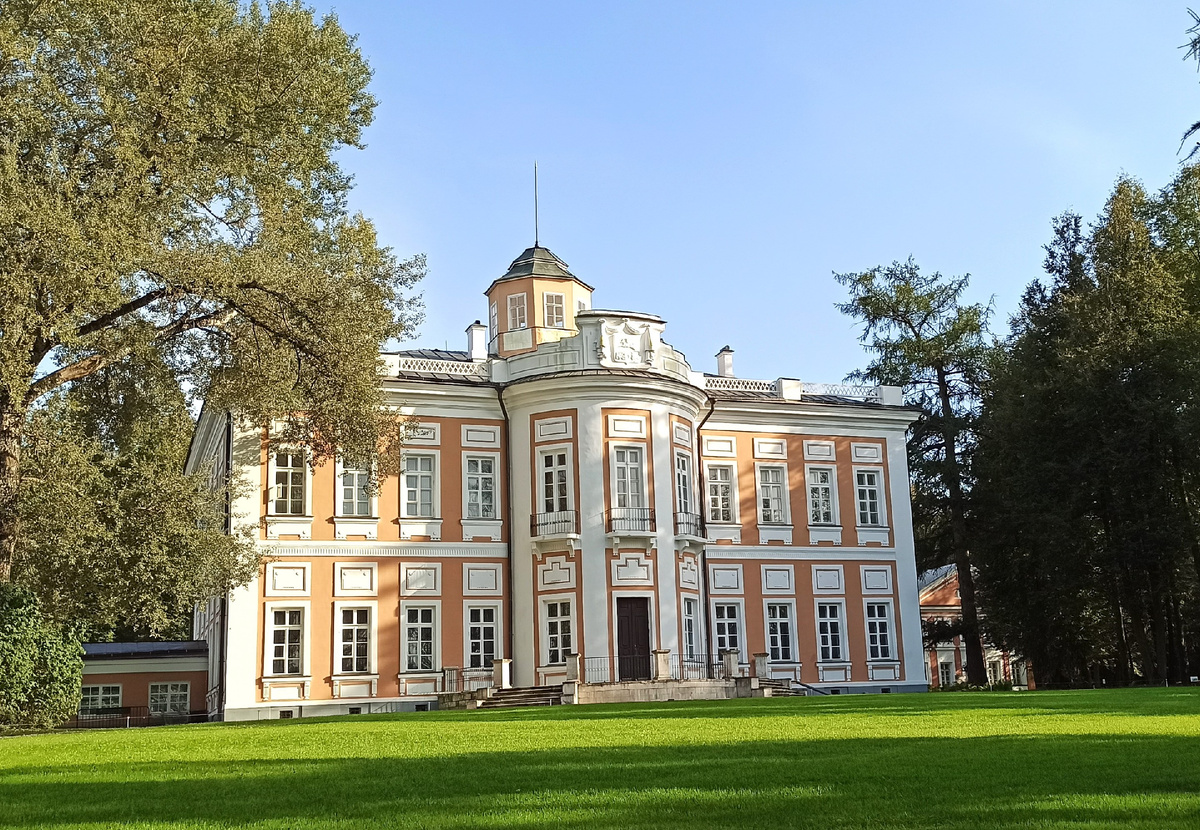 Каменный дворец князей Голицыных в Больших Вяземах, вид с берега реки Вяземки. Бельведер над ризалитом.