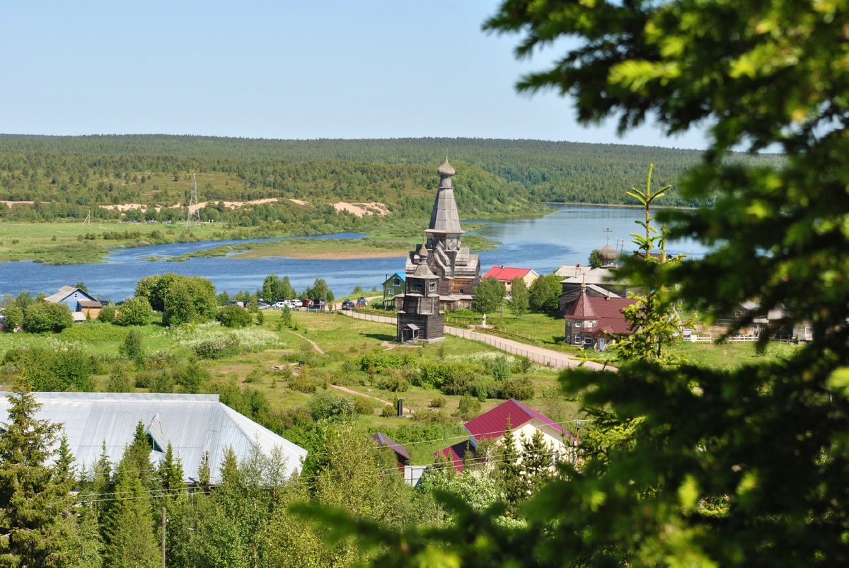 В центре видна Успенская церковь