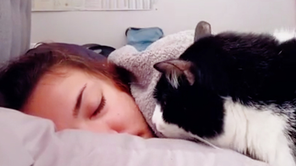 Хочет есть или играет, когда рано поднимает?! 