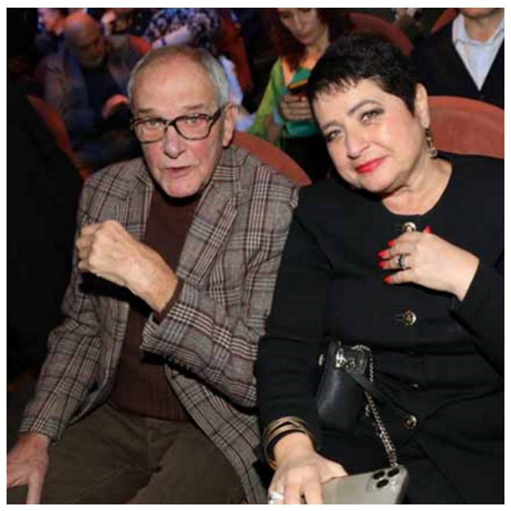 Когда в доме две маленькие принцессы, 85-летний папа и 53-летняя жена-психолог, которая следит за каждым кусочком хлеба, – бежать надо было вчера