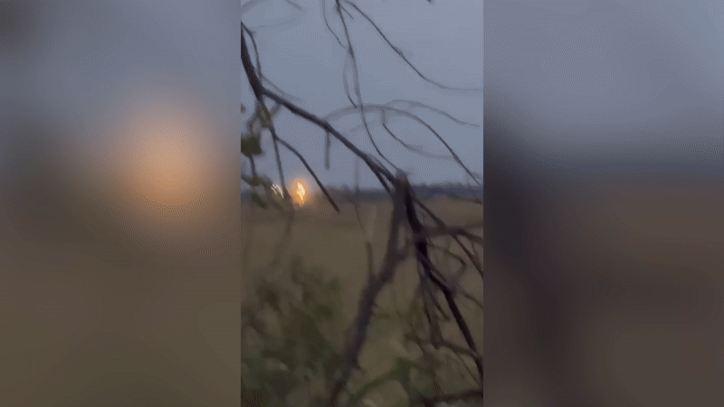    Так противник выжигает лесополосы. GIF: видео от "В гостях у Дока"