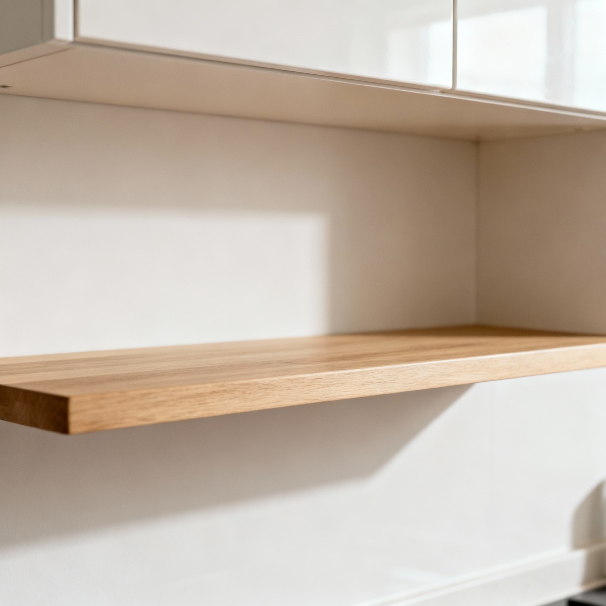 Фото 1: «Пустая полка до преображения»