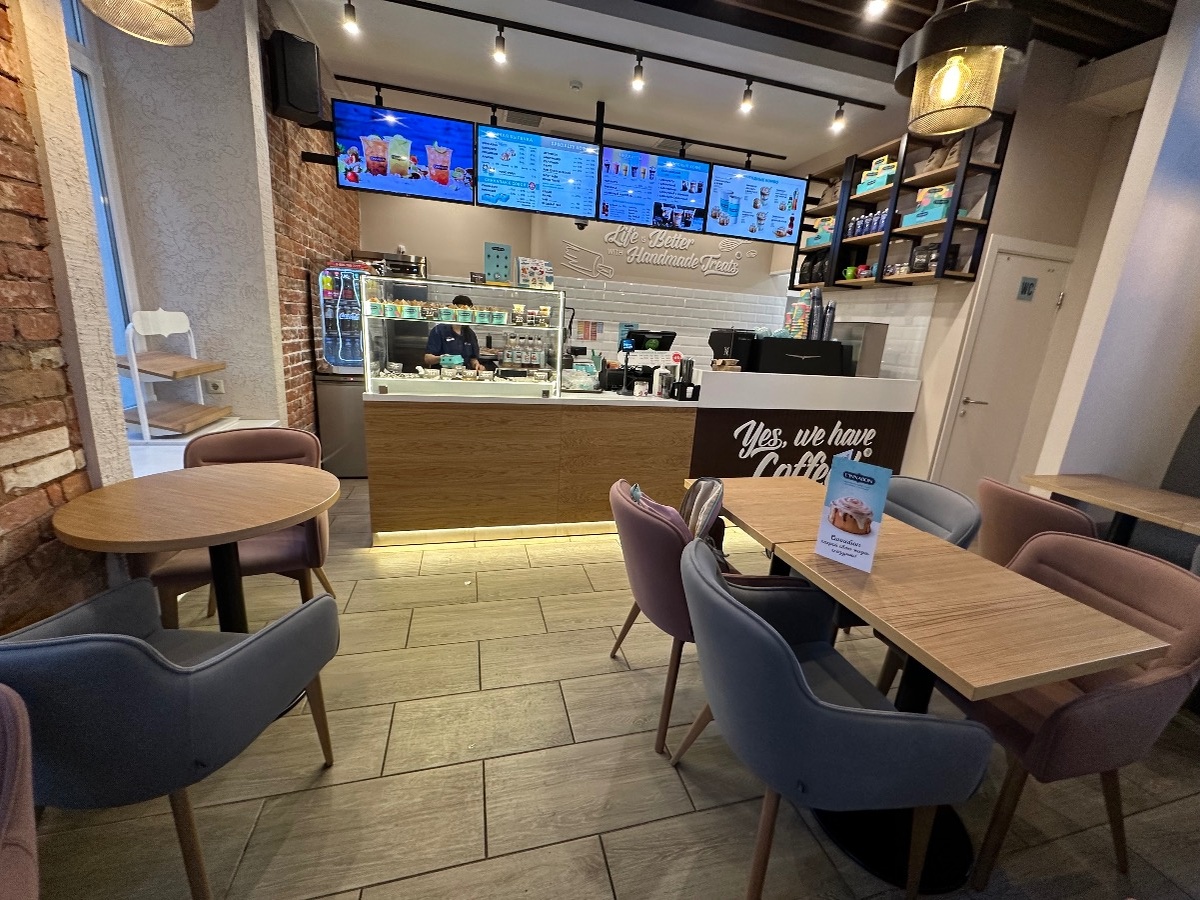 Мебель для кафе-пекарни Cinnabon в Москве