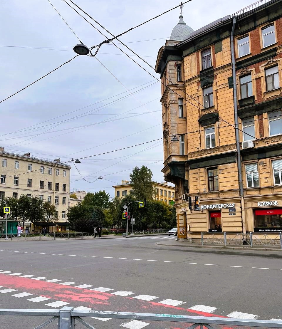 Перекресток у метро "Чкаловская"