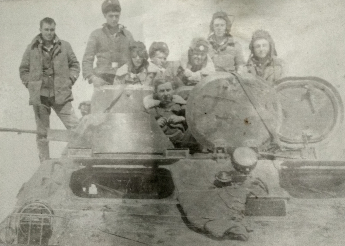 Эта фотография через минут сорок после танка, двое стоя Я и Шух , капитан Иванов сидит по середине (щупленький)