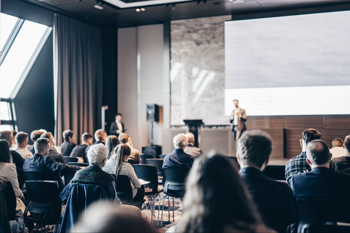 Зачем предпринимателям участвовать в бизнес-конференциях?