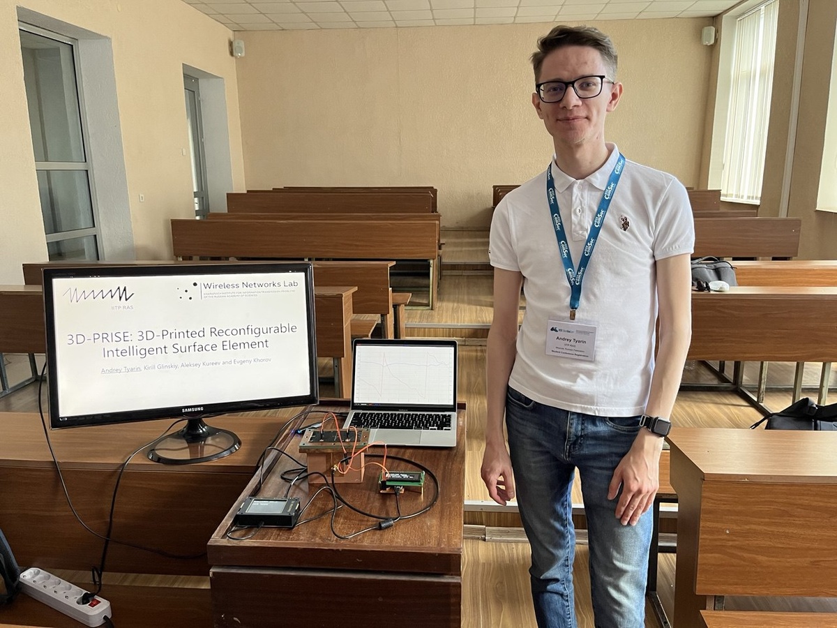 Демонстрация работы 3D-печатной элементарной ячейки реконфигурируемой интеллектуальной поверхности, представленной на международной конференции в Тбилиси, 2024 год. Источник: Андрей Тярин