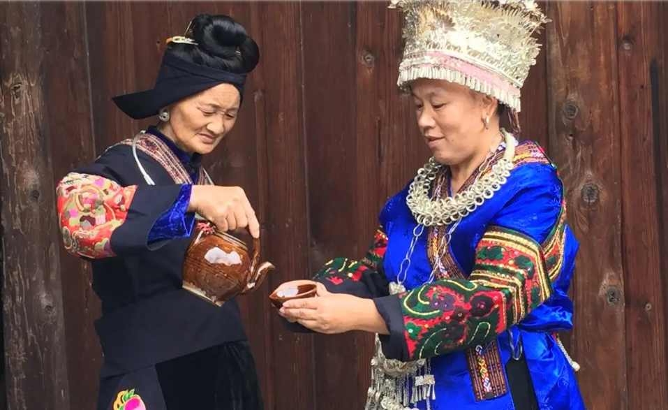 Очень мало мы знаем о костюмах и нарядах этнических меньшиств Китая