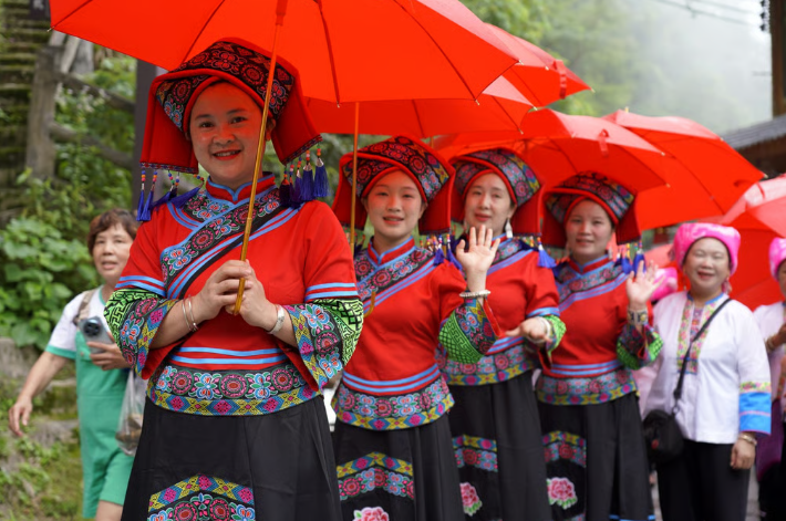 Девушки народности чжуан в исторических нарядах