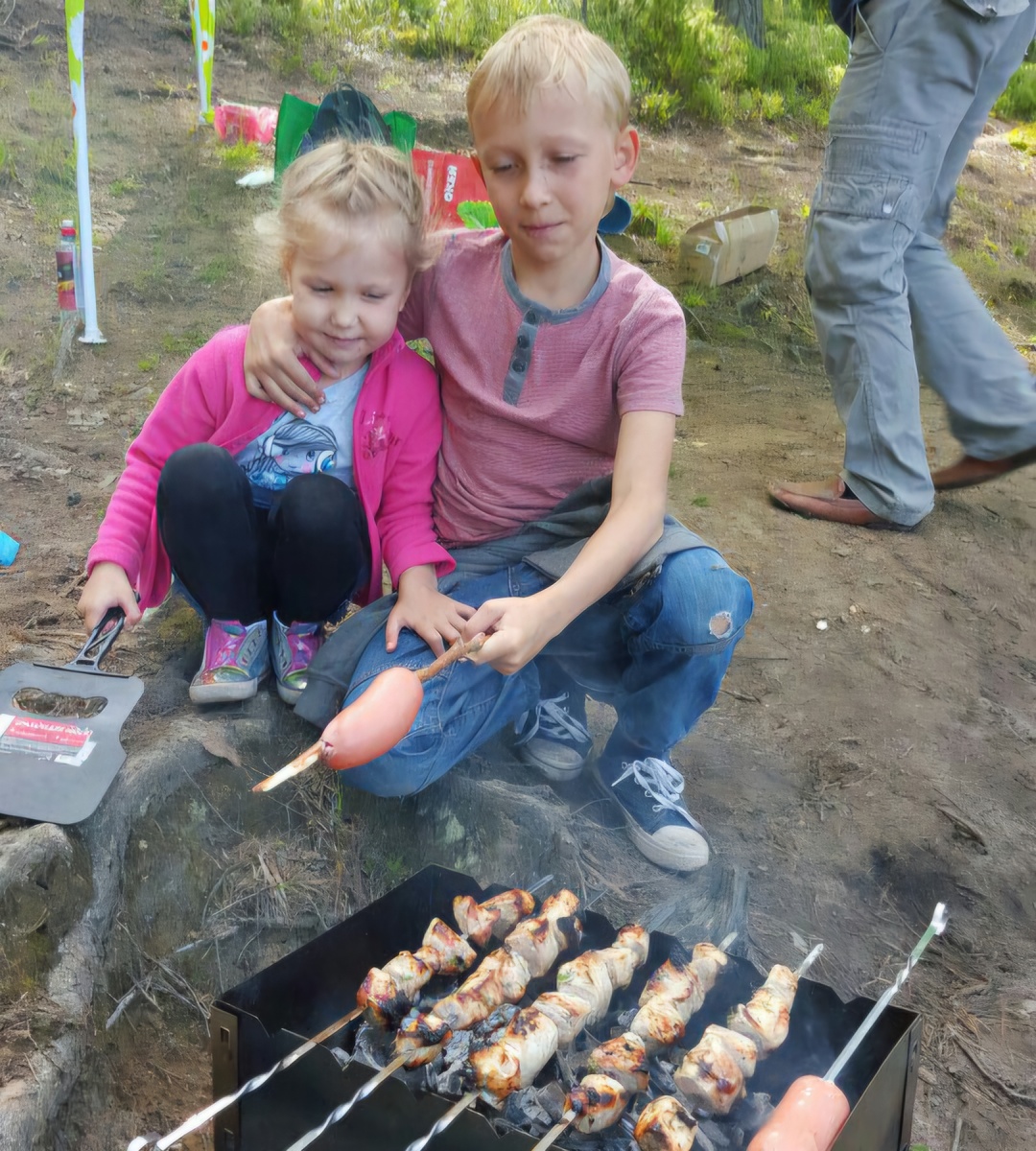 Сейчас они не обнимаются в силу возраста,  а маленькие часто в обнимку были:)