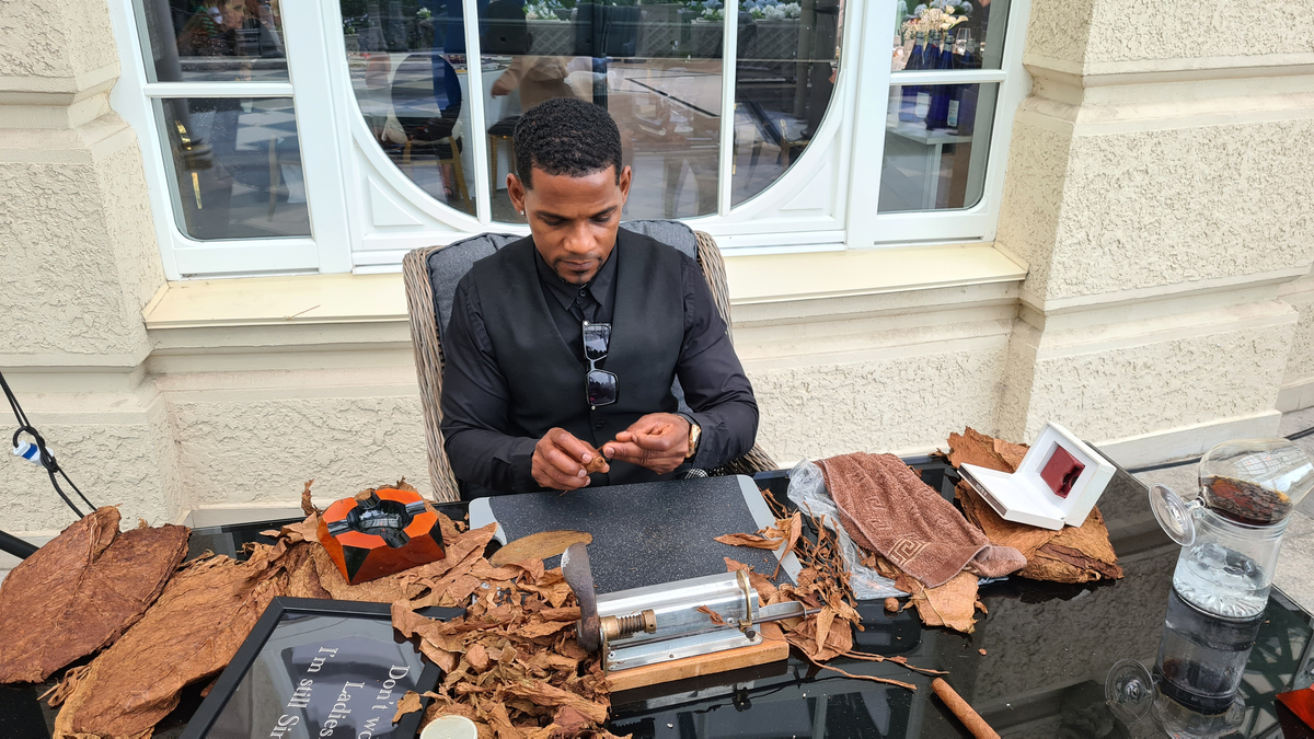 Торседор за работой. Фото leadbook.ru