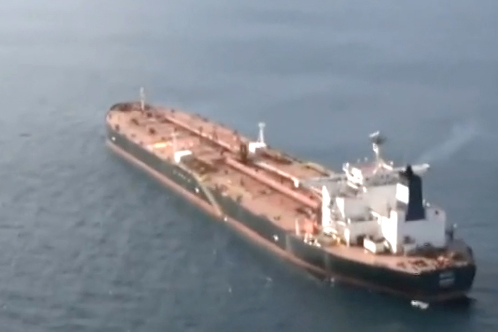    Кадр из видео, снятого с вертолета ВМС Франции. К танкеру приближается катер с французскими военными моряками. / Фото: Россия 1