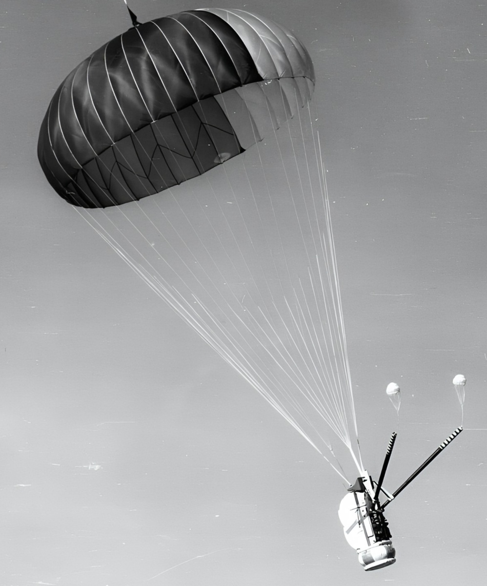 Спасательная капсула с парашютом
