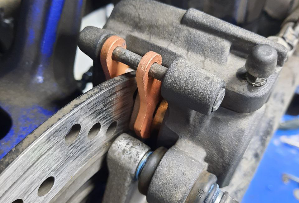 Колодка SINTERED, установленная в суппорт заднего колеса