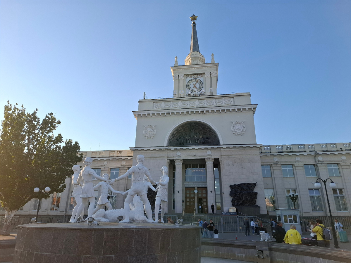 Железнодорожный вокзал Волгограда, перед ним - фонтан "Танцующие дети"