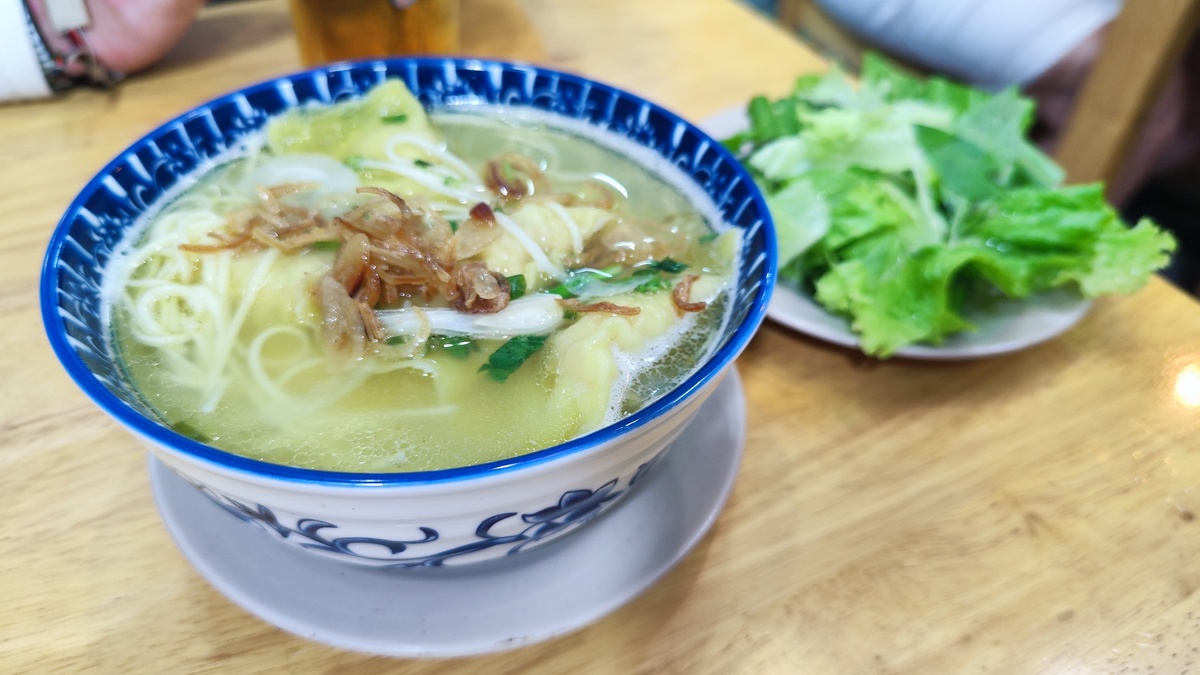 Божественный суп-лапша с пельменями в одном из местных семейных вьетнамских кафе в Нячанге. Точка есть в нашем путеводителе по Нячангу.