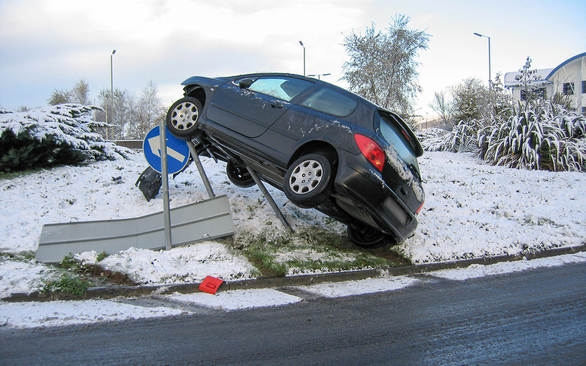 John Selway / Shutterstock / FOTODOM📷Знак 1.15 «Скользкая дорога» порой вызывает сомения даже у опытных автовладельцев