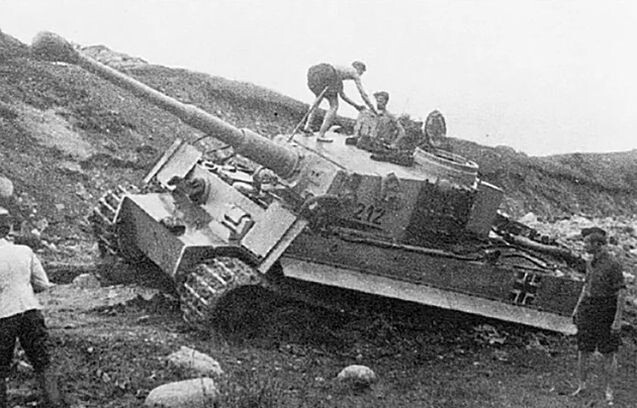 "Тигр" T-VI (57 тонн) застрял в болоте