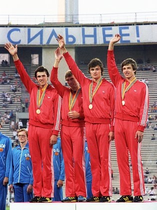    Ремигиюс Валюлис, Михаил Линге, Николай Чернецкий и Виктор Маркин (слева направо) на церемонии награждения ОИ-1980. Фото: Вячеслав Ун Да-Син / ТАСС