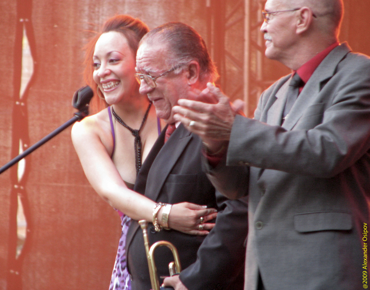 Трубач Гуахиро Мирабаль во время концерта Buena Vista Social Club. Сад «Эрмитаж», 18 июля 2009 г.
