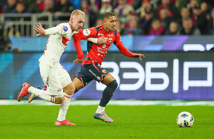    ЦСКА — «Спартак». Даниил Денисов («Спартак») и Энрике Кармо (ЦСКА) во время матча.  Сергей Савостьянов/ТАСС