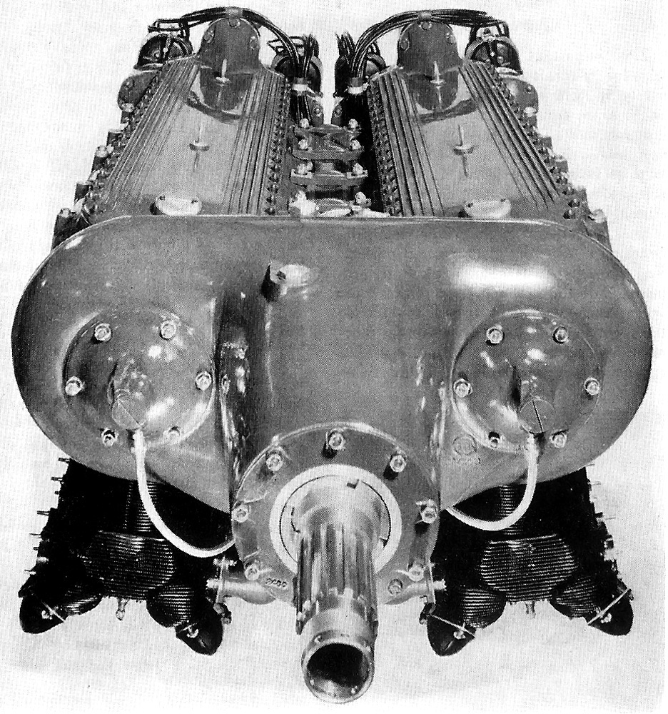 на этом снимке двигателя Menasco Unitwin (вид спереди) хорошо видно, что двигатели Buccaneer установлены под небольшим углом к вертикали. На снимке видны кронштейны, которые скрепляют два картера вместе, чтобы сделать двигатель Unitwin более жестким. Обратите внимание на линии подачи масла на каждой стороне редуктора для распыления масла на муфты свободного хода