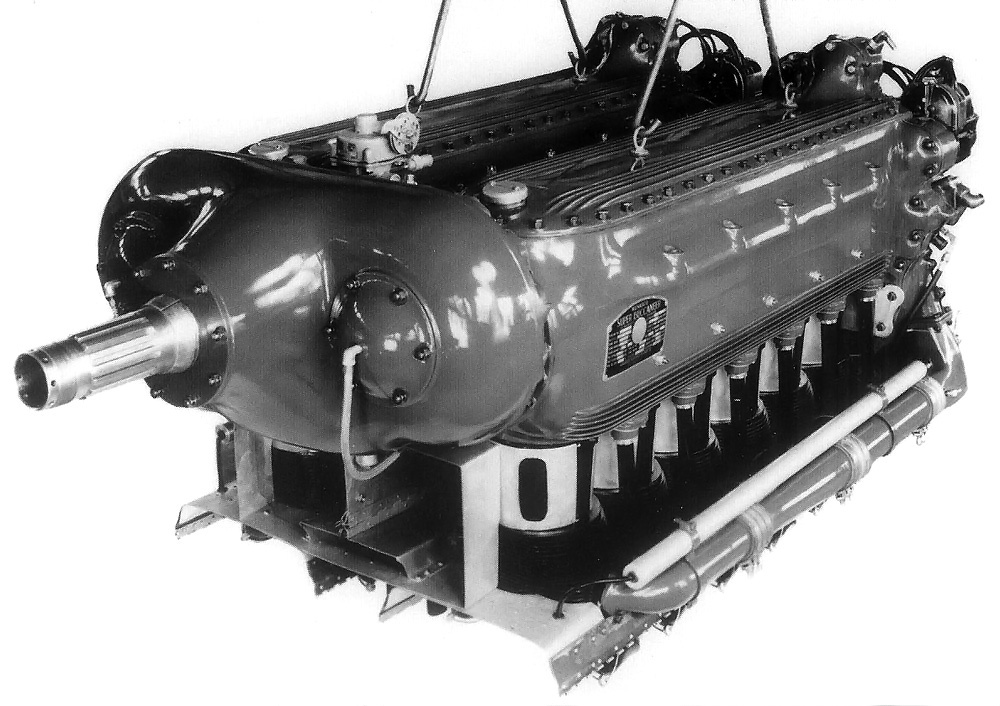 двигатель Menasco Unitwin с установленными перегородками воздушного охлаждения. Обратите внимание на впускной коллектор: на стандартном двигателе Buccaneer этот коллектор находился на противоположной стороне. У двигателя Unitwin впускной коллектор обоих секций был расположен снаружи. Обратите внимание на измененные по сравнению с предыдущим снимком маслопроводы к редуктору