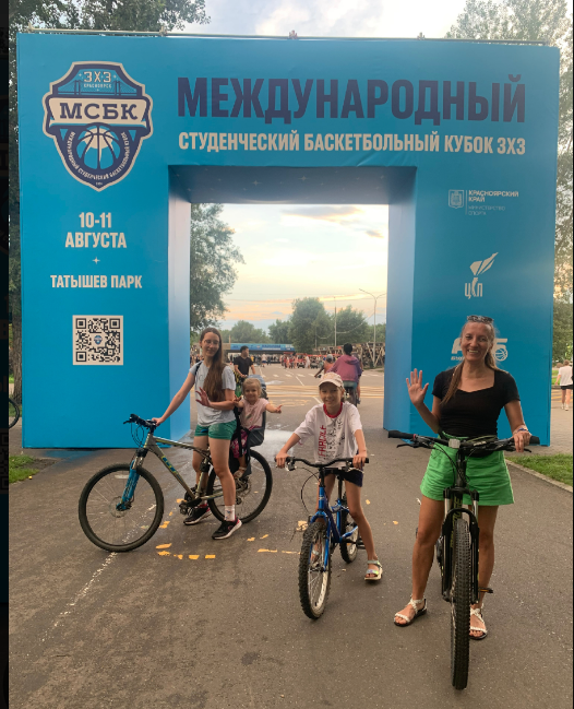 Одной дочери в составе не хватает в кадре